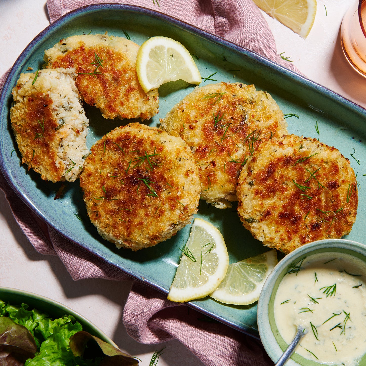 Fish and potato cakes with dill crème