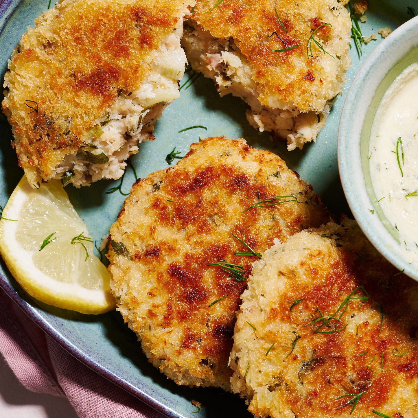 Fish and potato cakes with dill crème